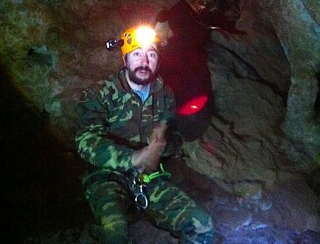 Iluminando el interior de la cueva
